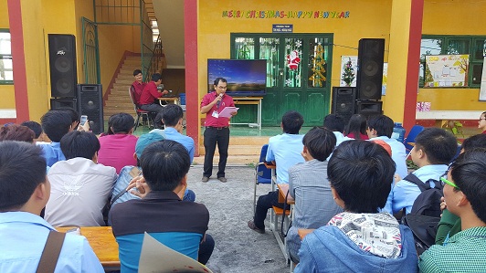 Thầy Nguyễn Hùng Hậu, Phó Giám đốc Trung tâm Tin học- ngoại ngữ  phát biểu trong buổi họp mặt