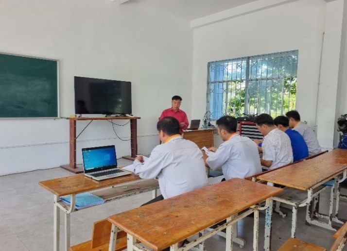 A group of people sitting in a classroomDescription automatically generated