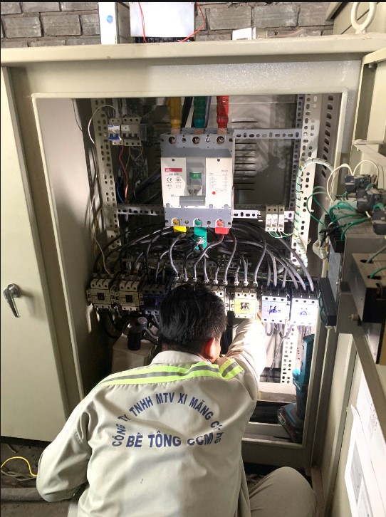A person working in a machineAI-generated content may be incorrect.