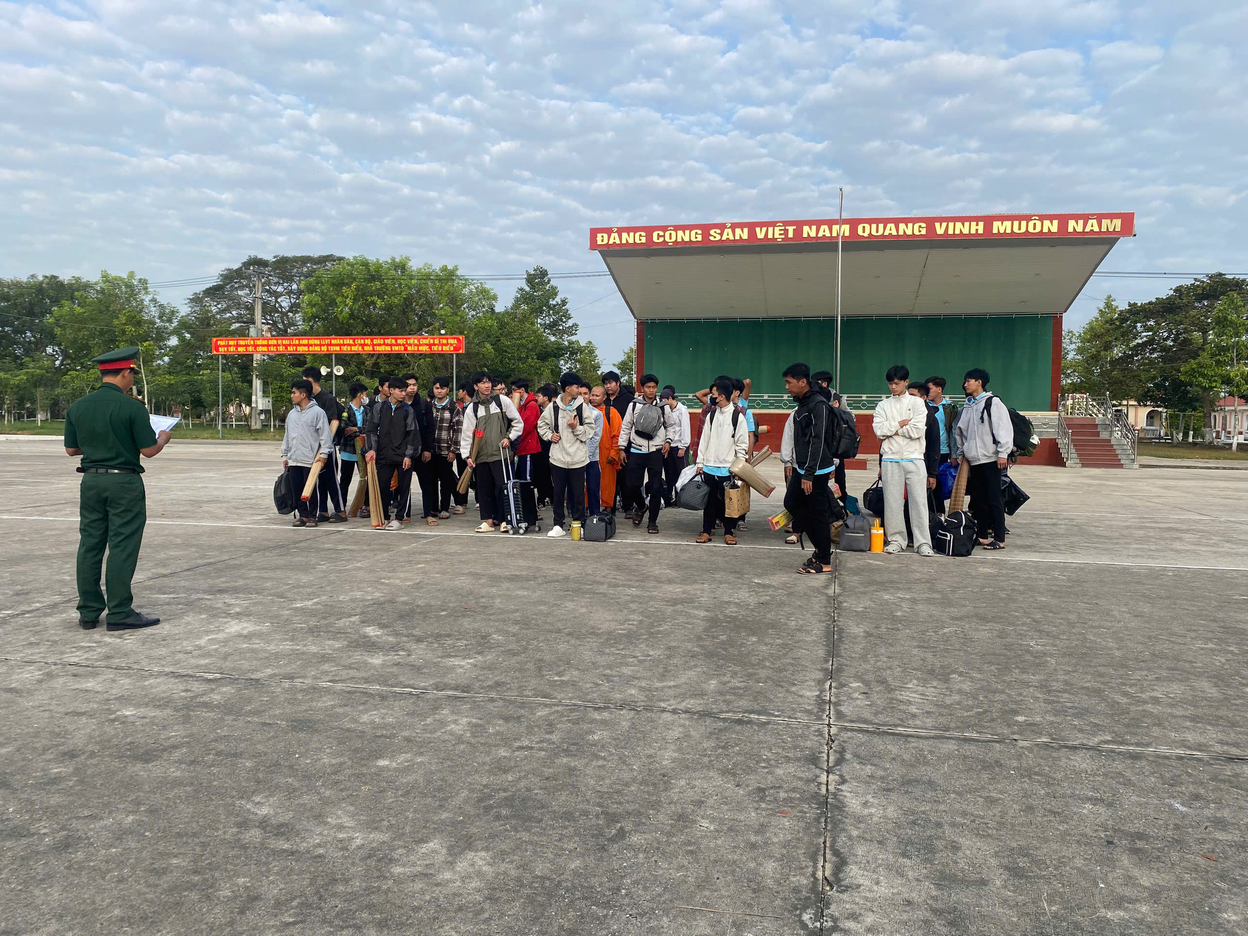 Trường Cao đẳng Nghề Sóc Trăng phối hợp với Trường Quân sự Quân khu 9 tổ chức cho sinh viên học môn học Giáo dục Quốc phòng và an ninh 1, 2 các lớp trình độ Cao đẳng khóa 2024-2027