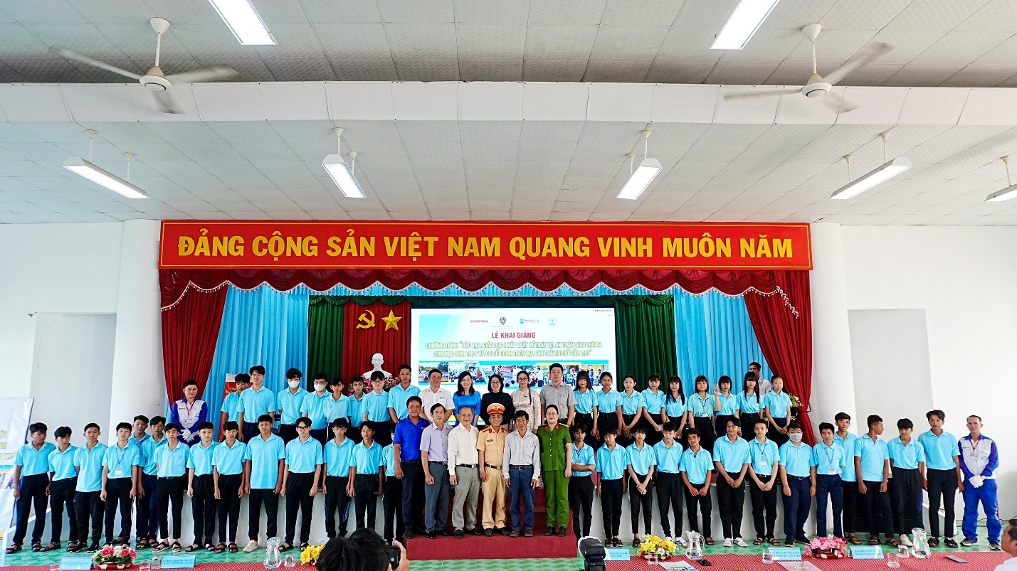 Trường Cao đẳng Nghề Sóc Trăng đồng hành cùng Chương trình giáo dục kiến thức pháp luật về trật tự, an toàn giao thông và hướng dẫn kỹ năng lái xe gắn máy an toàn cho học sinh