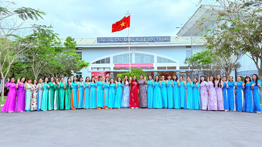 Nữ giảng viên Khoa Nông nghiệp – Thủy sản, Trường Cao đẳng Nghề Sóc Trăng hưởng ứng “Tuần lễ Áo dài”