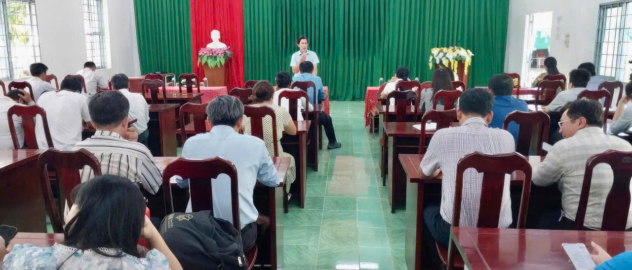 Lãnh đạo Trường Cao đẳng Nghề Sóc Trăng làm việc với giáo viên chủ nhiệm về tình hình HSSV trước và sau Tết Nguyên đán 2026