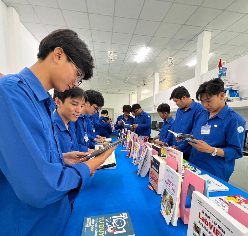 TRUNG TÂM HỌC LIỆU TRƯỜNG CAO ĐẲNG NGHỀ SÓC TRĂNG TRƯNG BÀY SÁCH CHÀO MỪNG NGÀY SÁCH VIỆT NAM 21/4