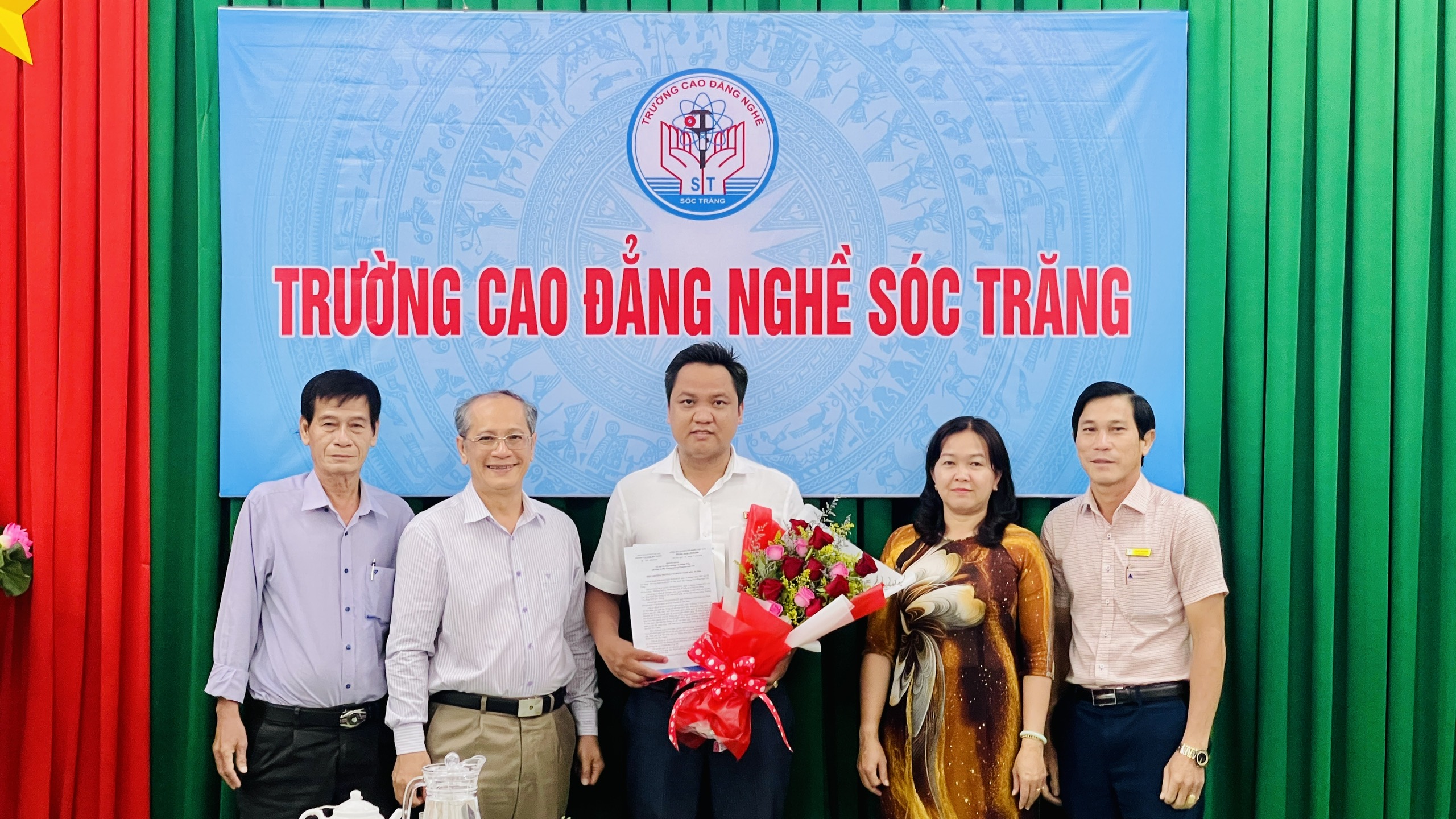 Trường Cao đẳng Nghề Sóc Trăng trao quyết định bổ nhiệm lại Phó Trưởng phòng Công tác sinh viên